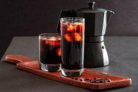 Příprava kávy v mokka konvičce