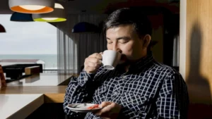 Proč je čaj lepší než káva po čtyřicítce