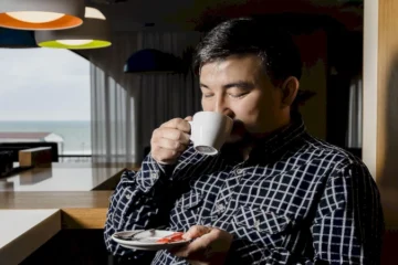 Proč je čaj lepší než káva po čtyřicítce